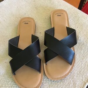 Gap black slide